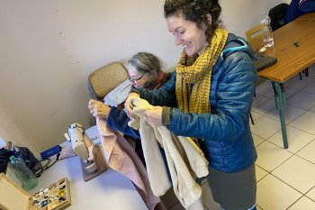 Atelier couture recyclage pendant un café réparation