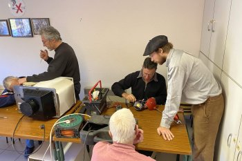 Le bénévoles du café-réparation du 3CHB à l'œuvre !
