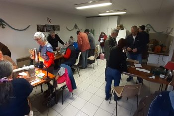 Le café réparation à la salle des associations de Chénelette organisé par le 3CHB