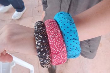 Climacadabra, festival des actions locales en Haut-Beaujolais du 3 CHB, l'atelier bracelet en textiles de recyclage