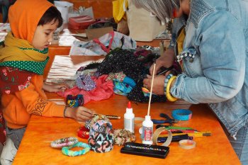 Climacadabra, festival des actions locales en Haut-Beaujolais du 3 CHB, l'atelier bracelet en textiles de recyclage