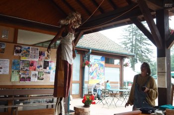 Climacadabra, festival des actions locales du 3 CHB, notre animatrice sur ses échasses !