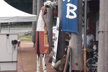 Climacadabra, festival des actions locales en Haut-Beaujolais du 3 CHB, notre animatrice sur ses échasses !